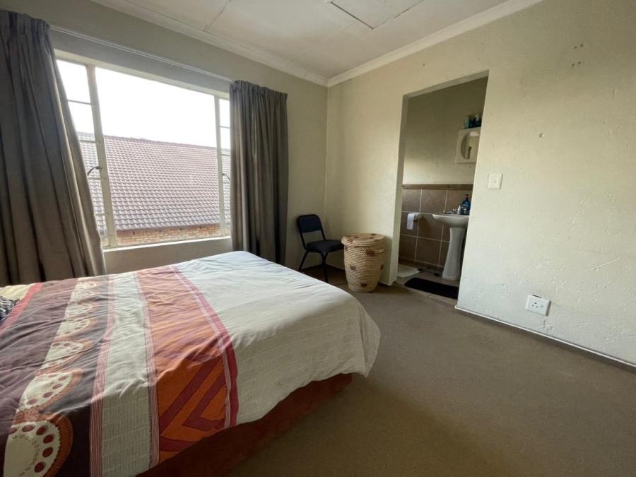 2 Bedroom Property for Sale in Rooihuiskraal North Gauteng