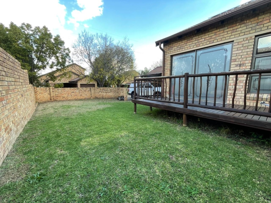 2 Bedroom Property for Sale in Rooihuiskraal North Gauteng
