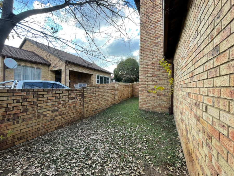 2 Bedroom Property for Sale in Rooihuiskraal North Gauteng