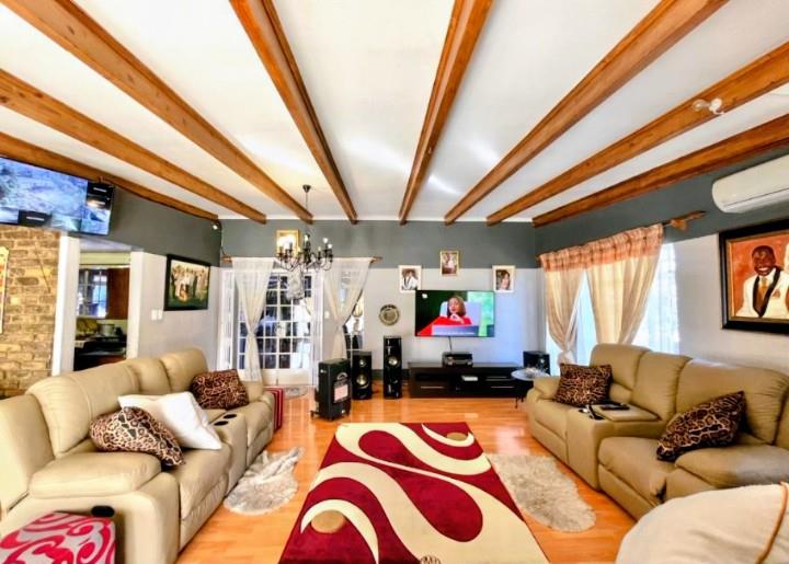 5 Bedroom Property for Sale in Oakdene Gauteng