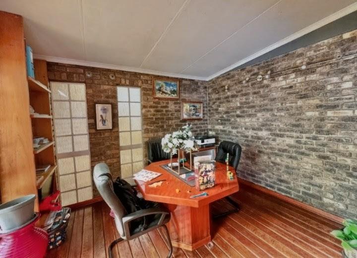5 Bedroom Property for Sale in Oakdene Gauteng