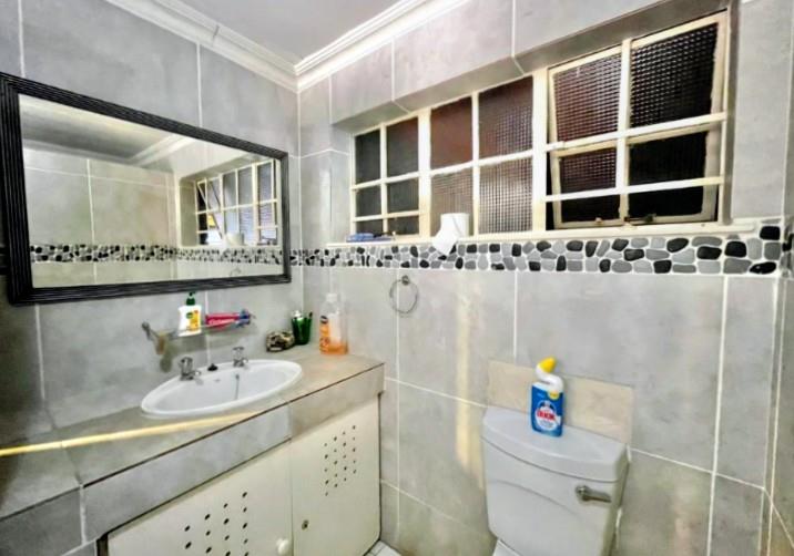 5 Bedroom Property for Sale in Oakdene Gauteng