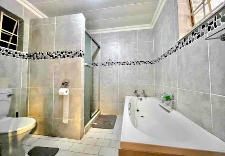 5 Bedroom Property for Sale in Oakdene Gauteng