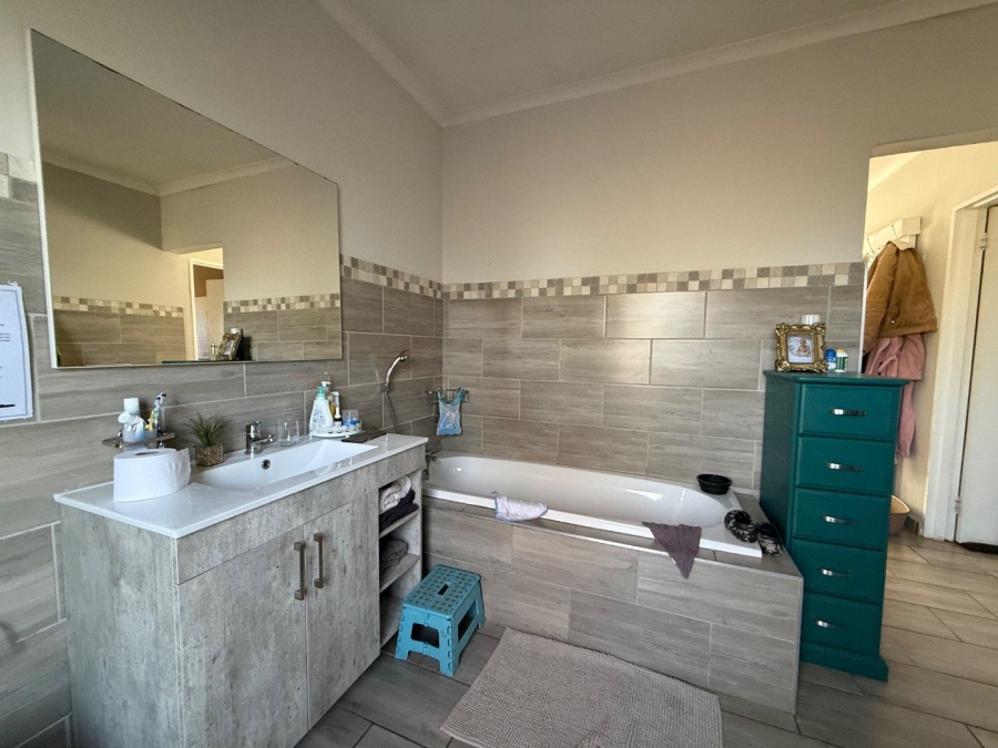 5 Bedroom Property for Sale in Brackenhurst Gauteng