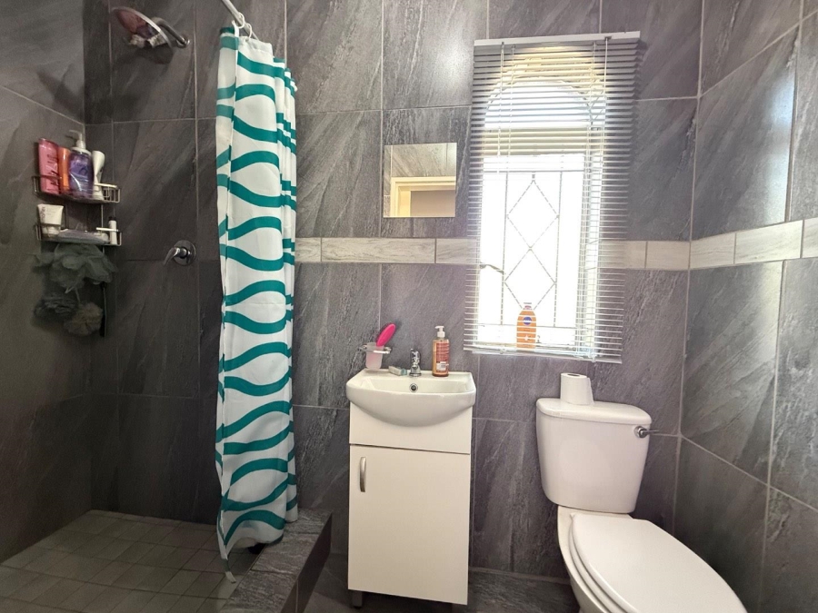5 Bedroom Property for Sale in Brackenhurst Gauteng
