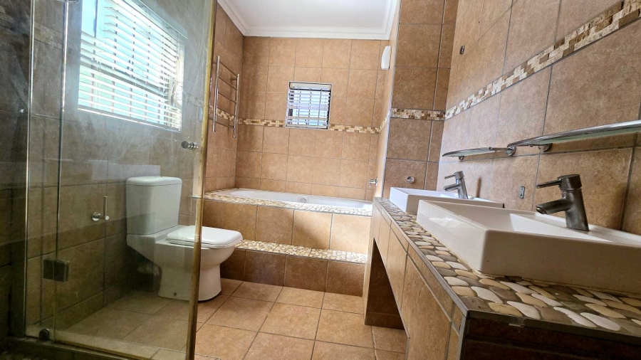4 Bedroom Property for Sale in Garsfontein Gauteng