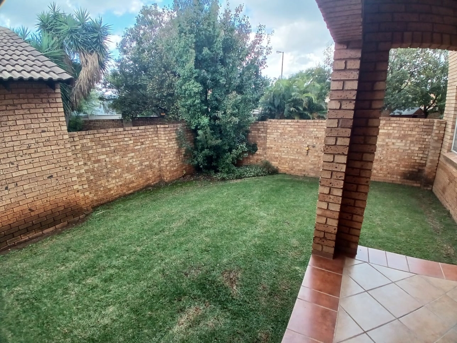 To Let 2 Bedroom Property for Rent in Faerie Glen Gauteng