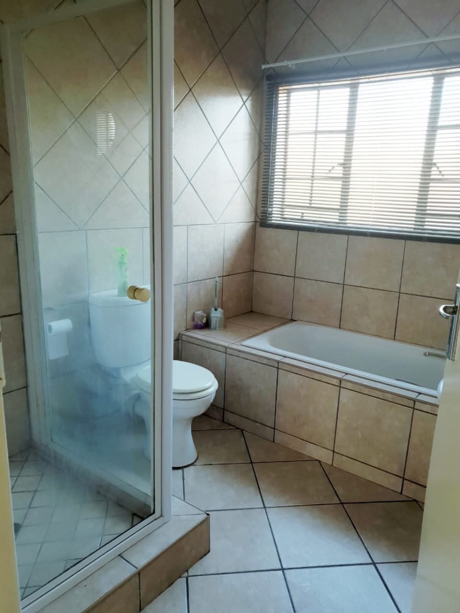 2 Bedroom Property for Sale in Rooihuiskraal North Gauteng