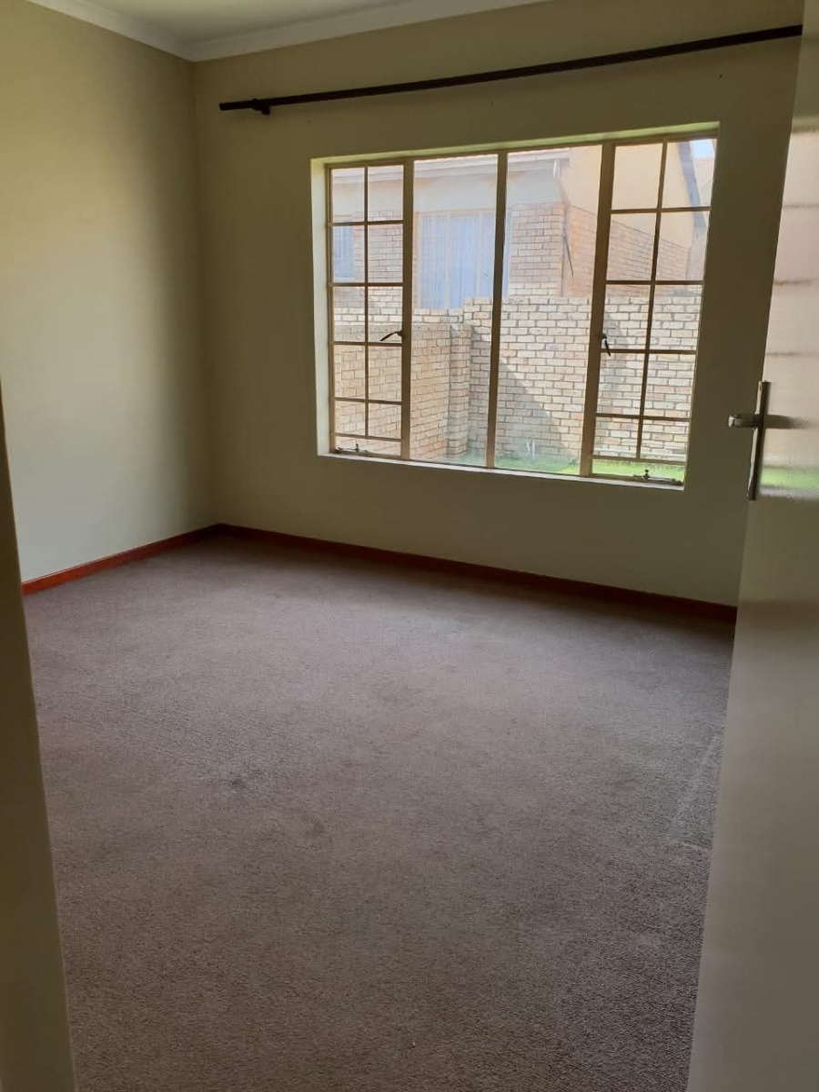 2 Bedroom Property for Sale in Rooihuiskraal North Gauteng