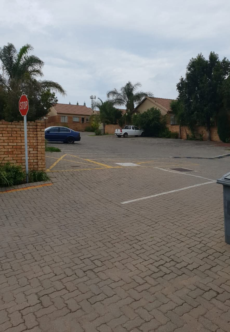 2 Bedroom Property for Sale in Rooihuiskraal North Gauteng