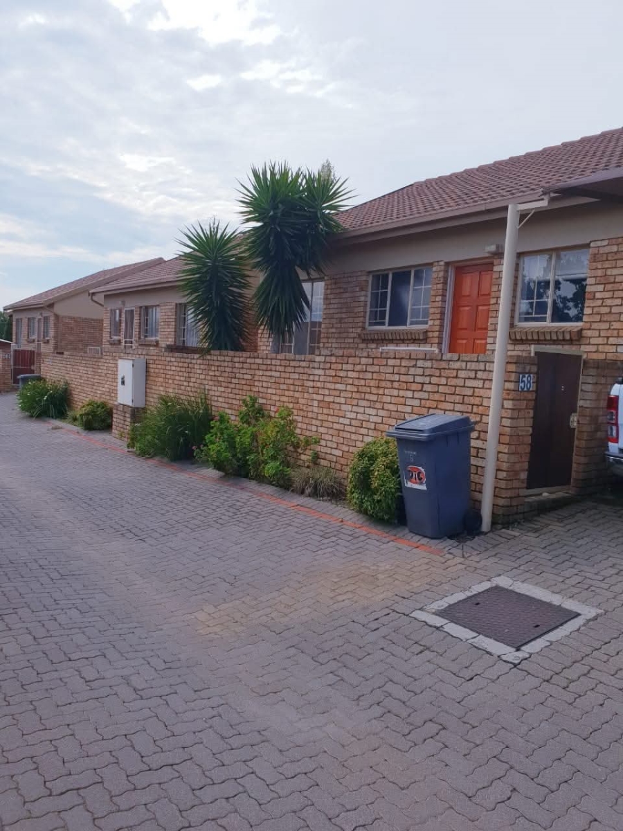 2 Bedroom Property for Sale in Rooihuiskraal North Gauteng