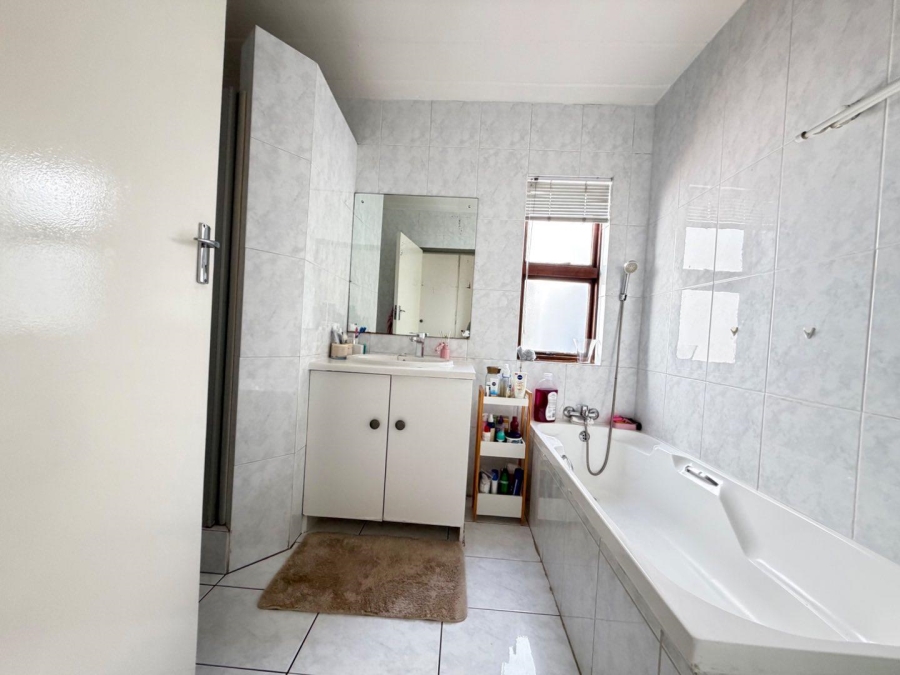 To Let 3 Bedroom Property for Rent in Lakefield Gauteng