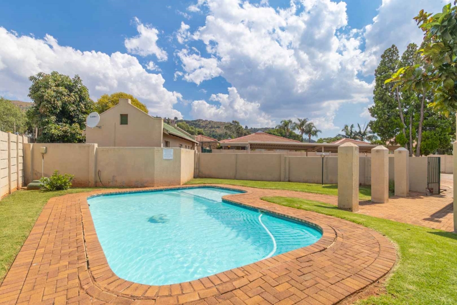 2 Bedroom Property for Sale in Little Falls Gauteng