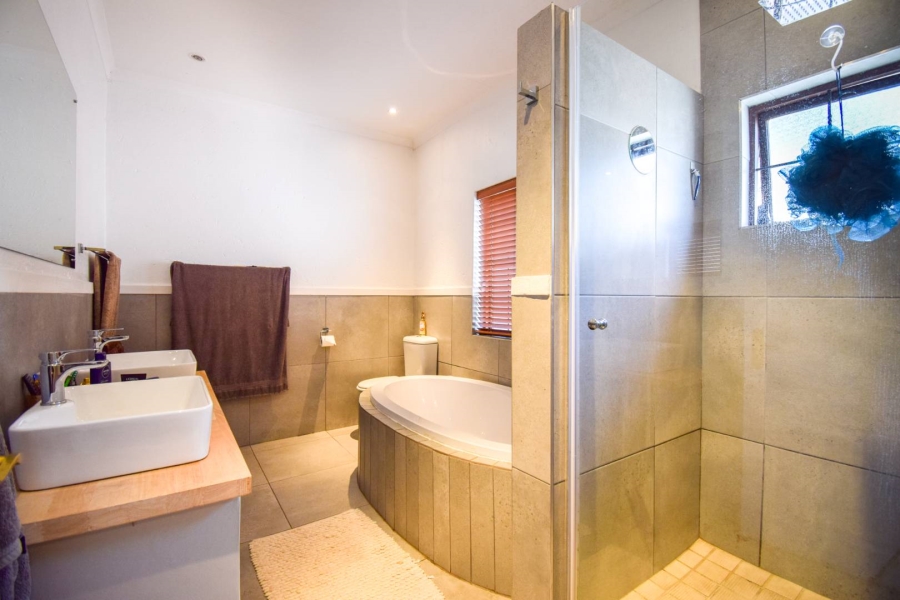 3 Bedroom Property for Sale in Faerie Glen Gauteng