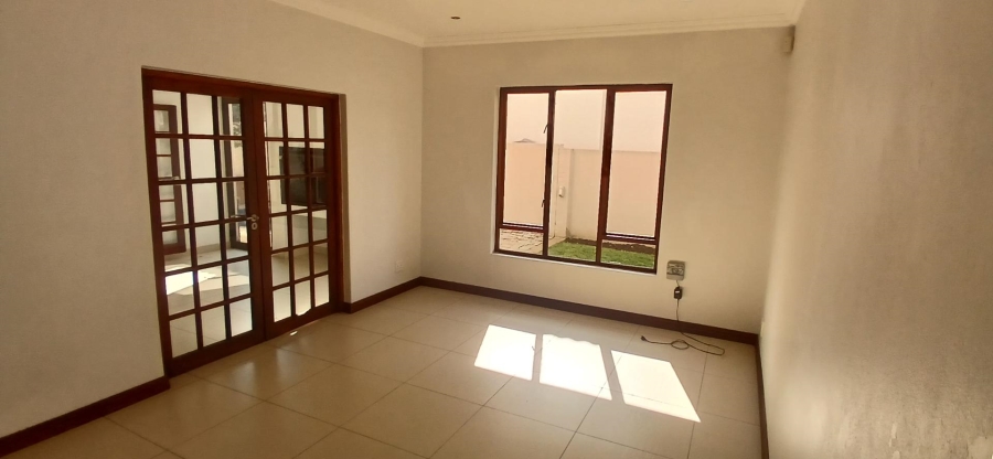 To Let 5 Bedroom Property for Rent in Broadacres Gauteng