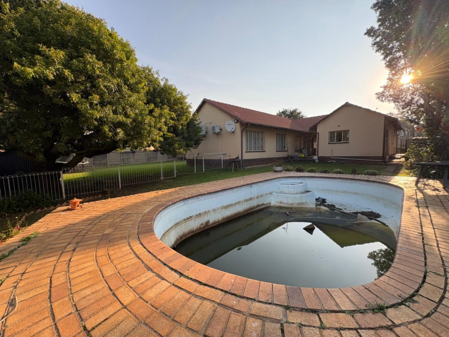 4 Bedroom Property for Sale in Van Riebeeck Park Gauteng