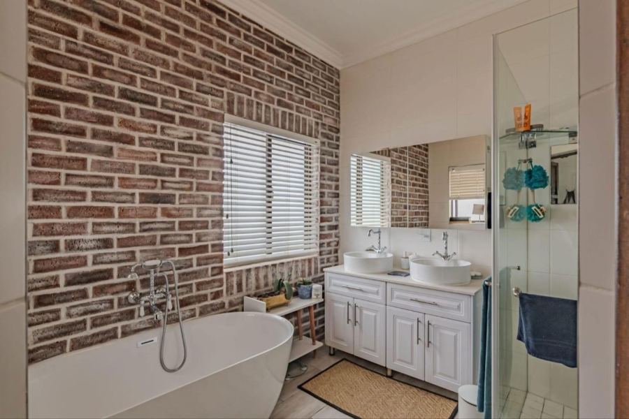 4 Bedroom Property for Sale in Blue Valley Golf Estate Gauteng