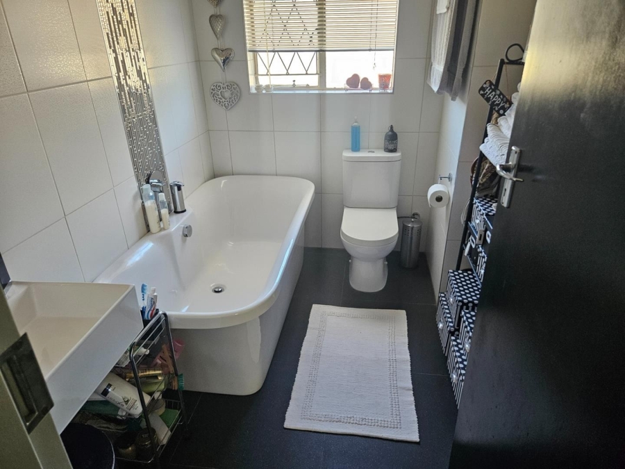 4 Bedroom Property for Sale in Brackenhurst Gauteng
