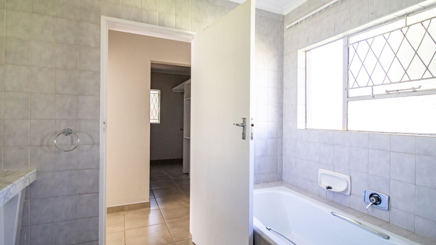 To Let 4 Bedroom Property for Rent in Fairland Gauteng