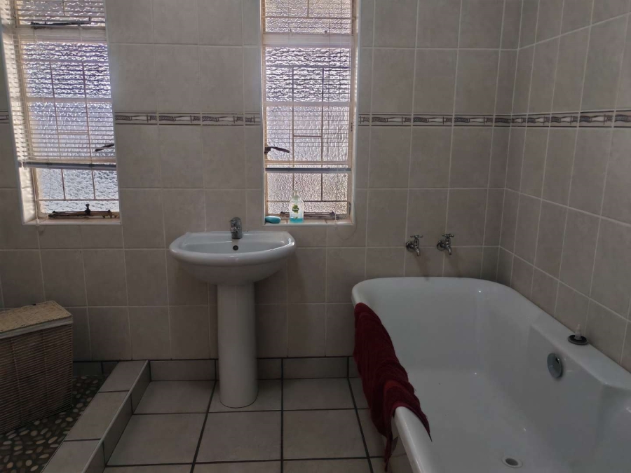 To Let Commercial Property for Rent in Lyttelton Manor Gauteng