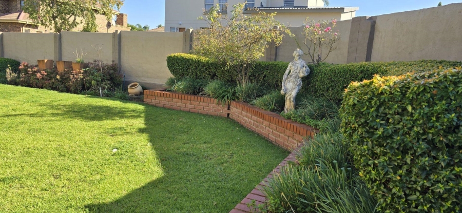 4 Bedroom Property for Sale in Rooihuiskraal Gauteng