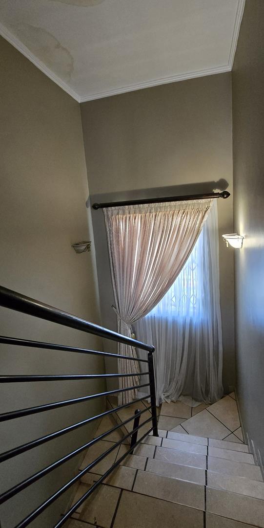 4 Bedroom Property for Sale in Rooihuiskraal Gauteng