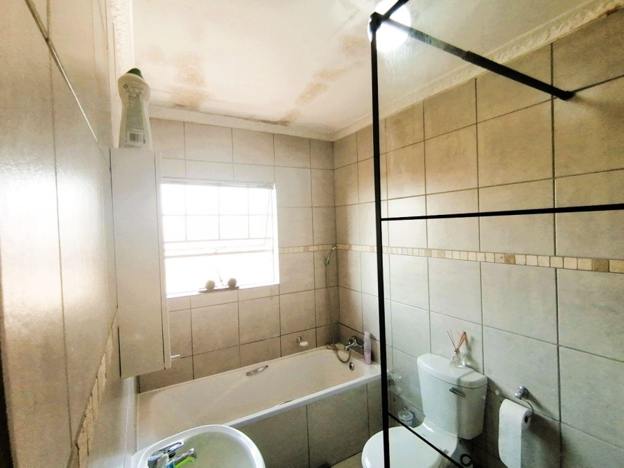 4 Bedroom Property for Sale in Annlin Gauteng