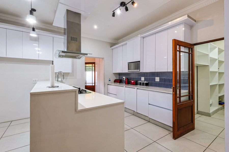 To Let 4 Bedroom Property for Rent in Woodhill Estate Gauteng