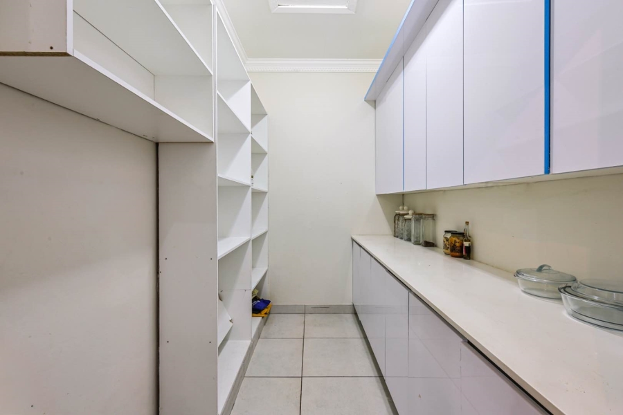 To Let 4 Bedroom Property for Rent in Woodhill Estate Gauteng