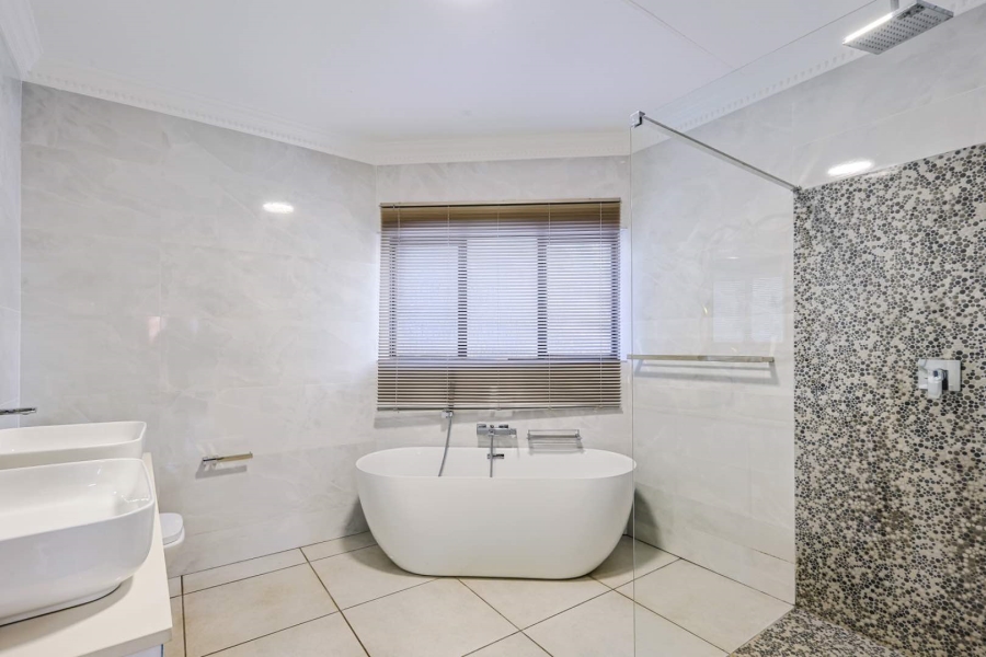 To Let 4 Bedroom Property for Rent in Woodhill Estate Gauteng