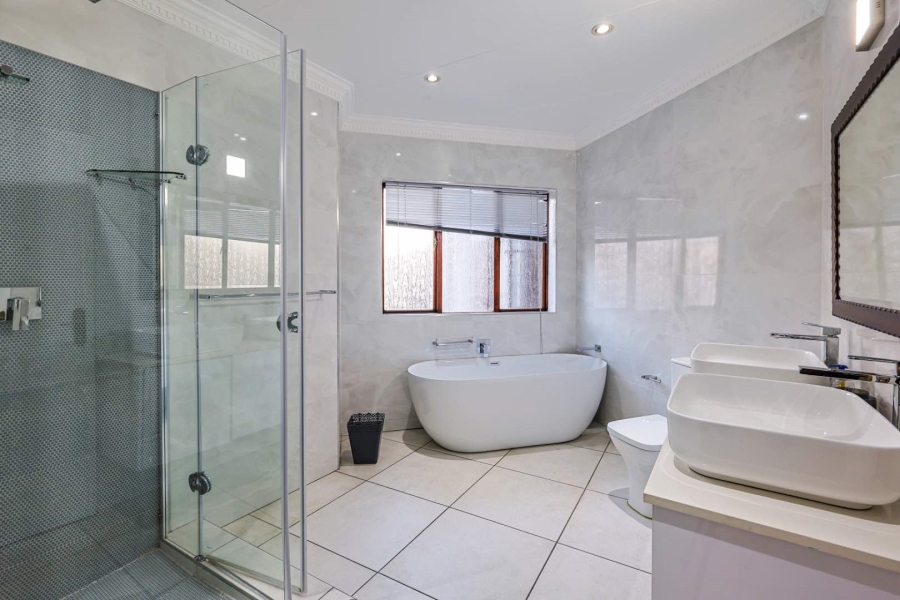 To Let 4 Bedroom Property for Rent in Woodhill Estate Gauteng