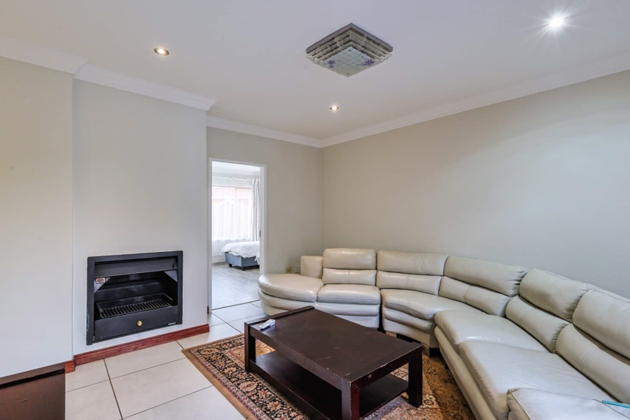To Let 4 Bedroom Property for Rent in Woodhill Estate Gauteng
