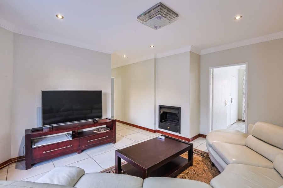 To Let 4 Bedroom Property for Rent in Woodhill Estate Gauteng