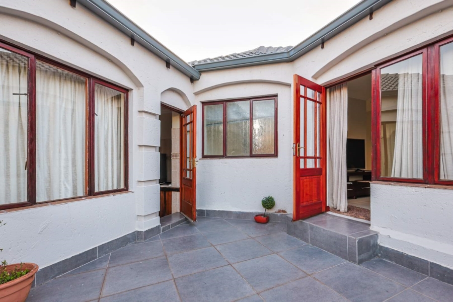 To Let 4 Bedroom Property for Rent in Woodhill Estate Gauteng