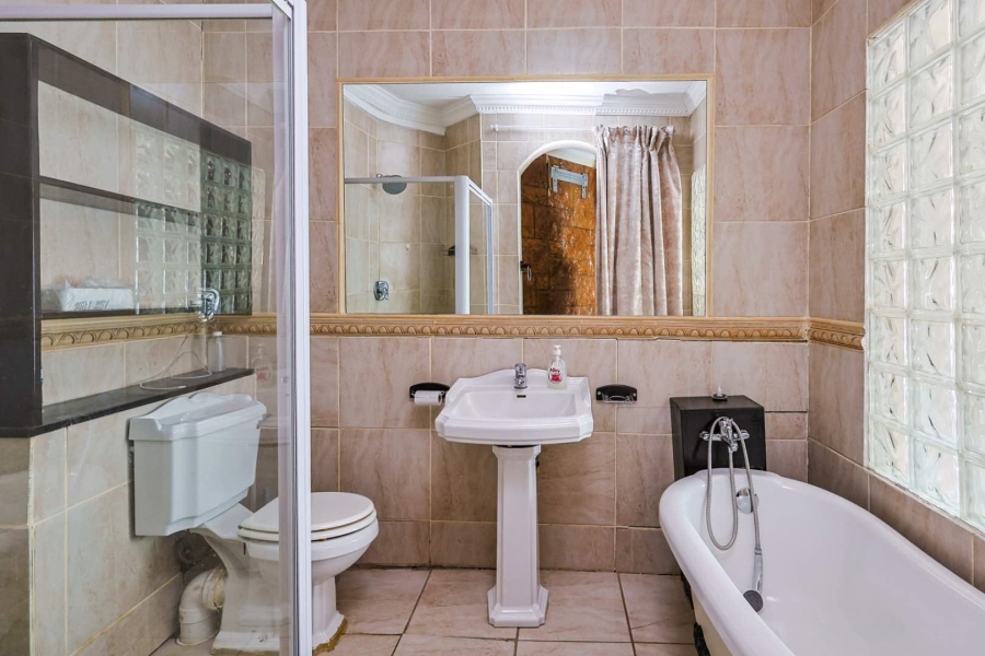 To Let 4 Bedroom Property for Rent in Woodhill Estate Gauteng