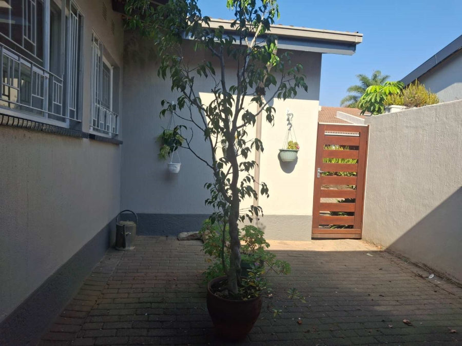 To Let 2 Bedroom Property for Rent in Sandown Gauteng