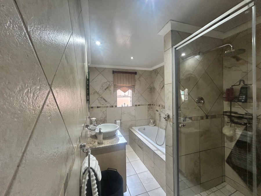 6 Bedroom Property for Sale in Rensburg Gauteng