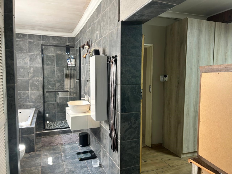 6 Bedroom Property for Sale in Rensburg Gauteng