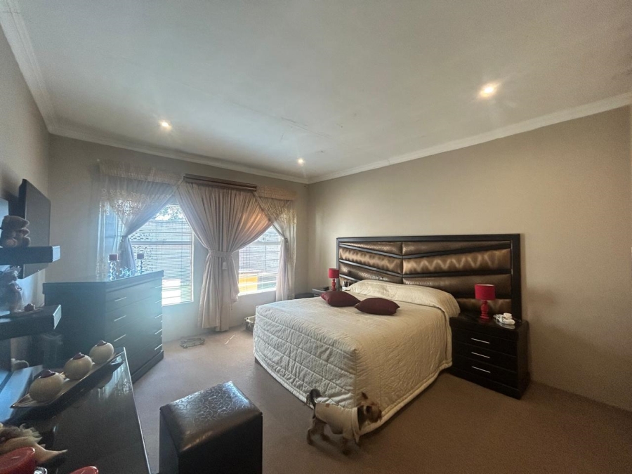 6 Bedroom Property for Sale in Rensburg Gauteng