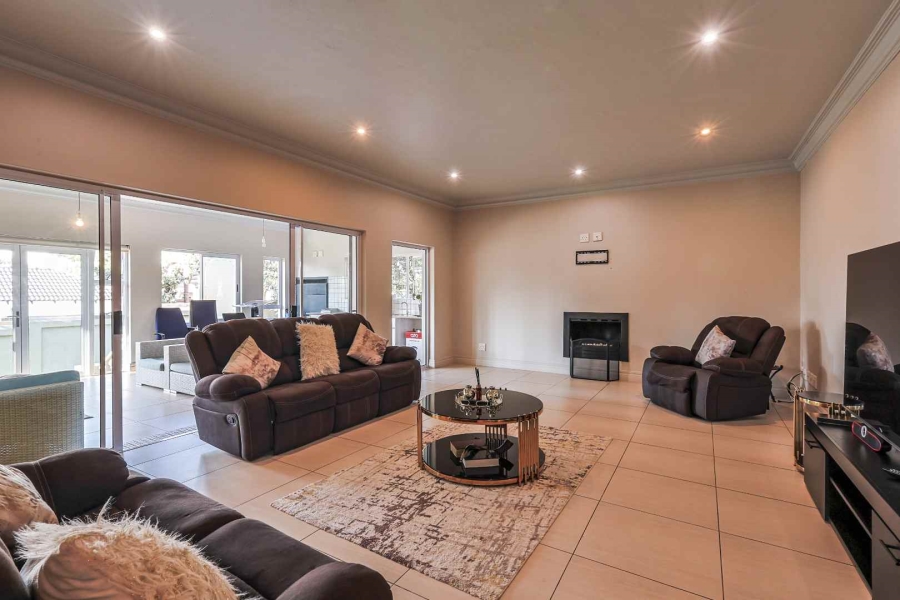 5 Bedroom Property for Sale in Mooikloof Gardens Gauteng