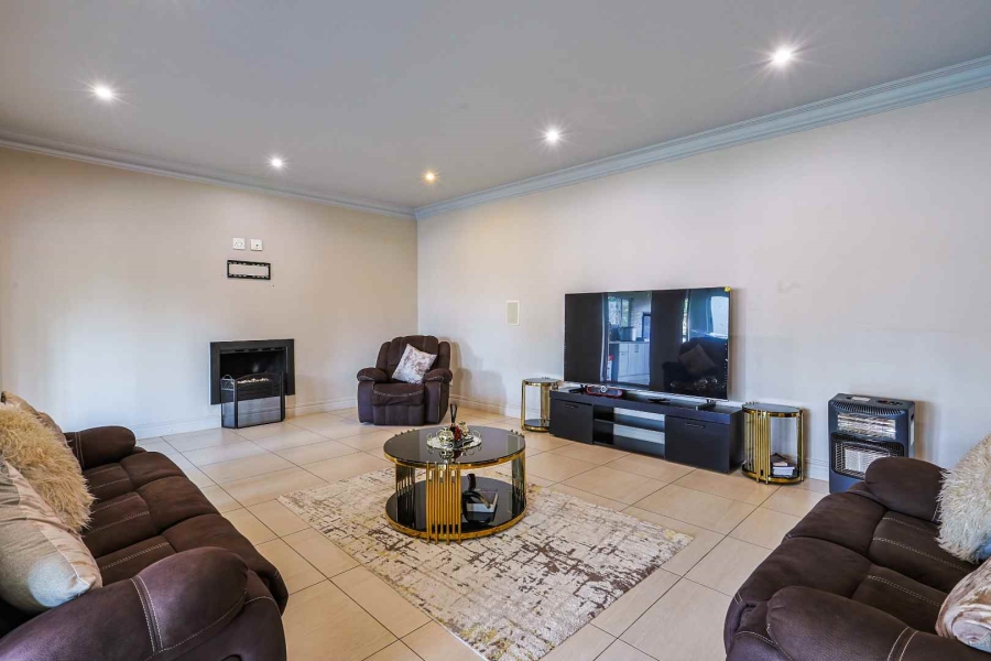 5 Bedroom Property for Sale in Mooikloof Gardens Gauteng