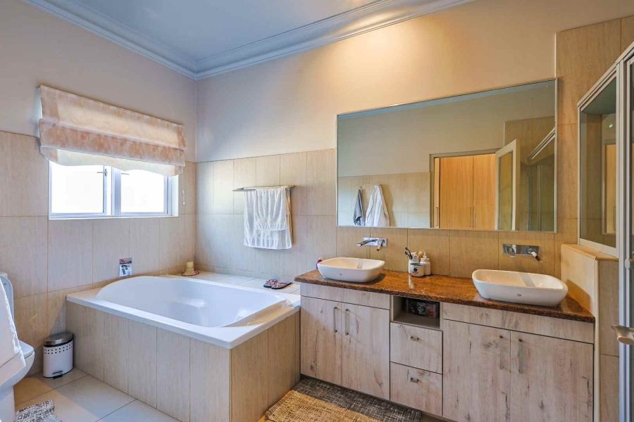 5 Bedroom Property for Sale in Mooikloof Gardens Gauteng