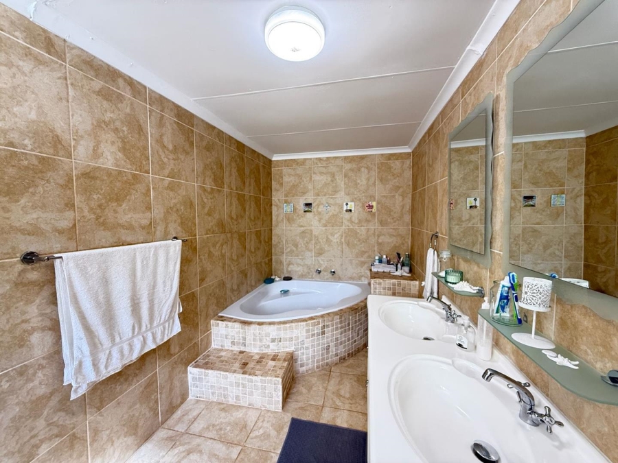 4 Bedroom Property for Sale in Discovery Gauteng
