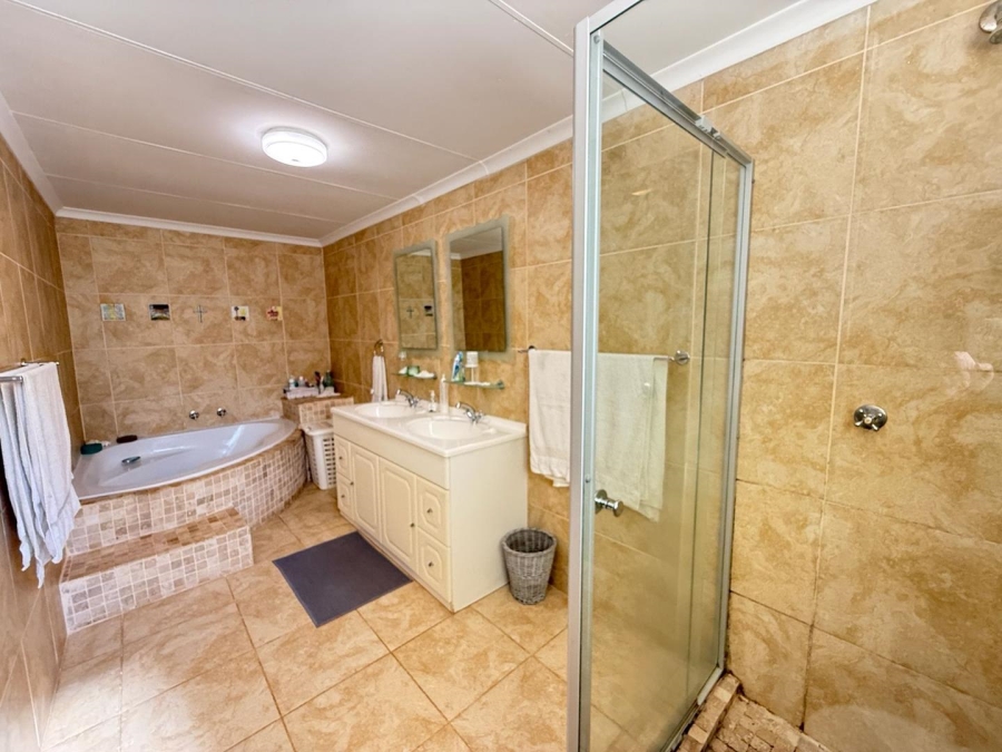 4 Bedroom Property for Sale in Discovery Gauteng