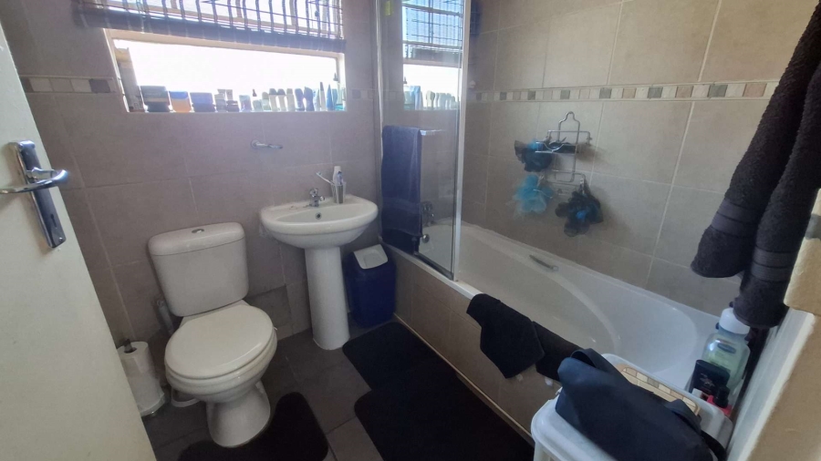 To Let 2 Bedroom Property for Rent in Verwoerdpark Gauteng