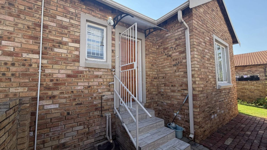2 Bedroom Property for Sale in Kosmosdal Gauteng