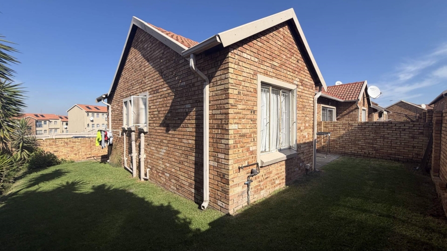 2 Bedroom Property for Sale in Kosmosdal Gauteng