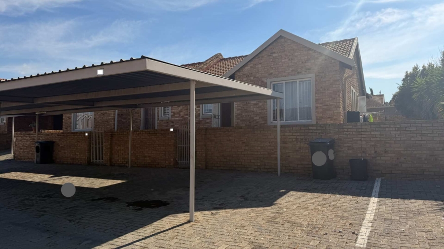 2 Bedroom Property for Sale in Kosmosdal Gauteng