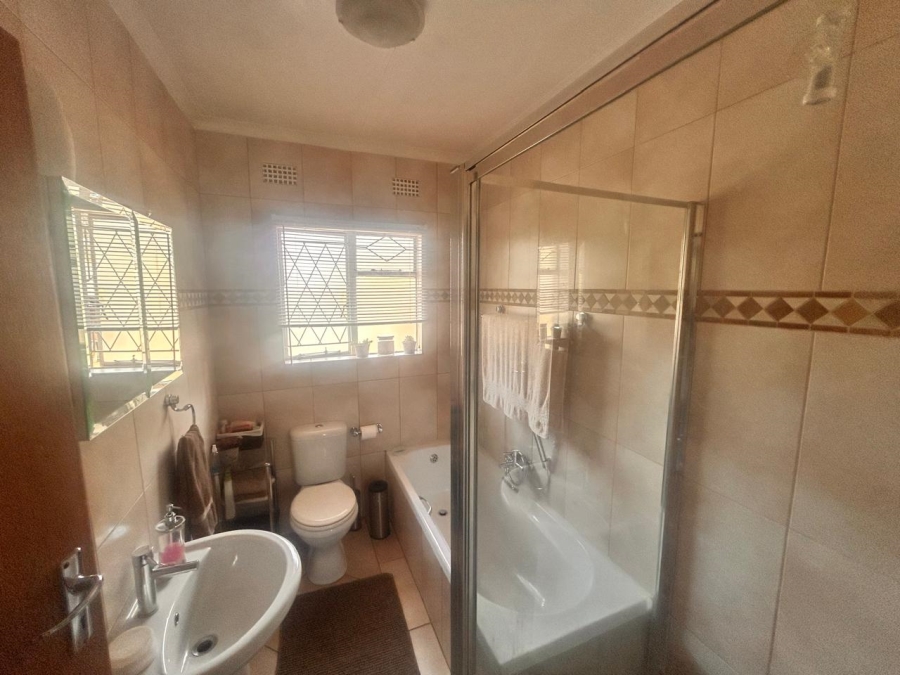 4 Bedroom Property for Sale in Brackenhurst Gauteng