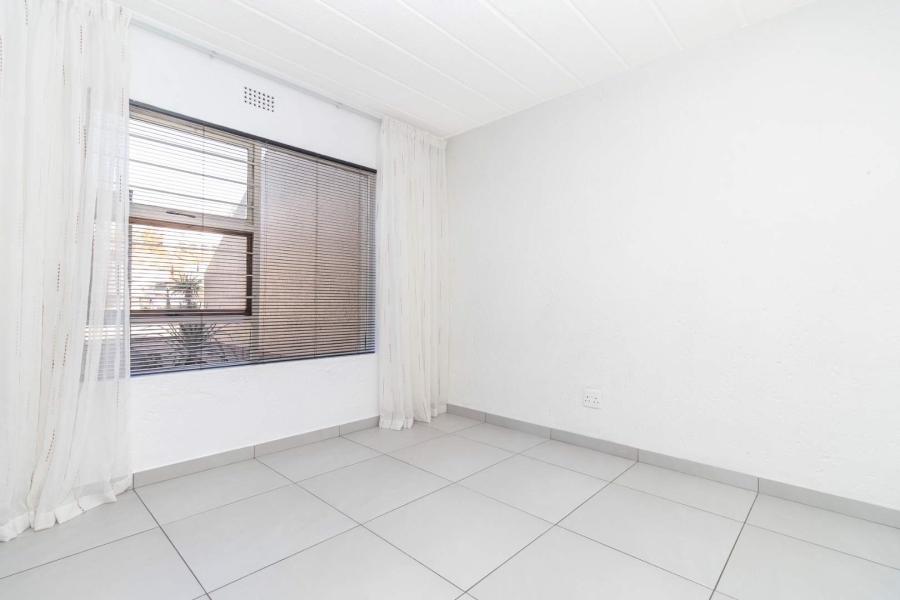 To Let 2 Bedroom Property for Rent in Paulshof Gauteng